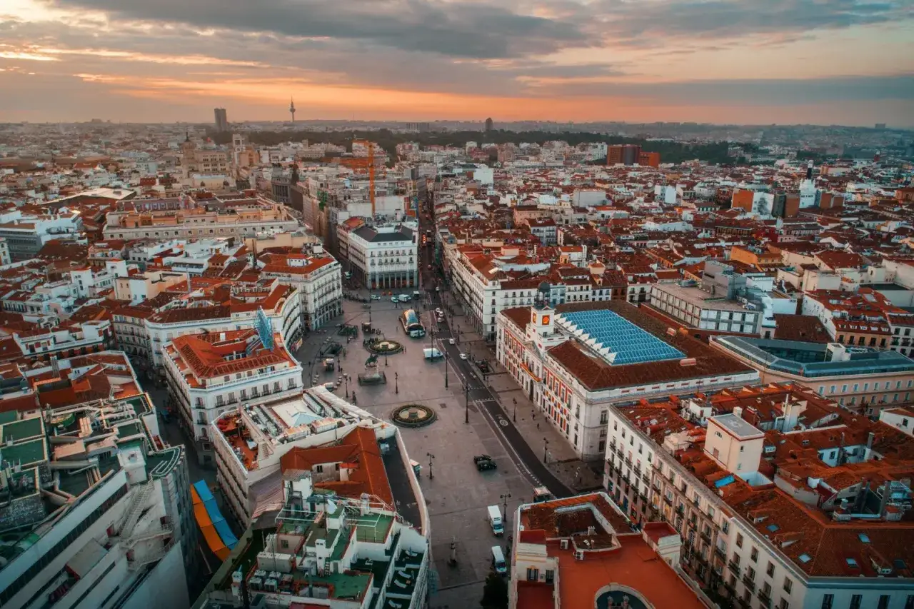 Vista aerea di Puerta del Sol, Madrid, con edifici storici e tetti rossi. Perfetto per scoprire cosa vedere a Madrid in 3 giorni.