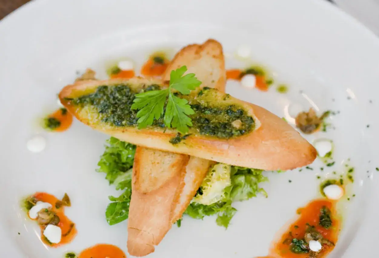 Bruschette con pesto e insalata, un'idea sfiziosa su cosa mangiare a Dublino.