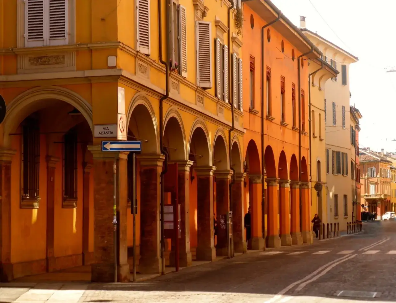 Portici colorati e scorci suggestivi, perfetti per scoprire cosa vedere a Bologna in 3 giorni.