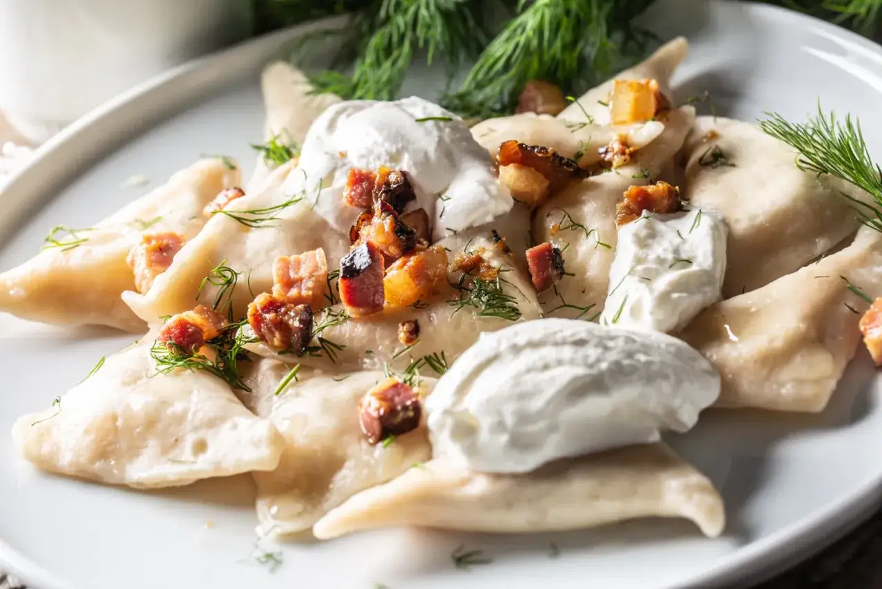 Pierogi con panna acida e pancetta croccante, un'ottima idea su cosa mangiare a Bratislava.
