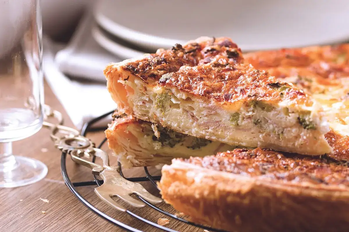 Quiche lorraine, un classico su cosa mangiare a Parigi. Croccante fuori, morbida dentro, con prosciutto e verdure.