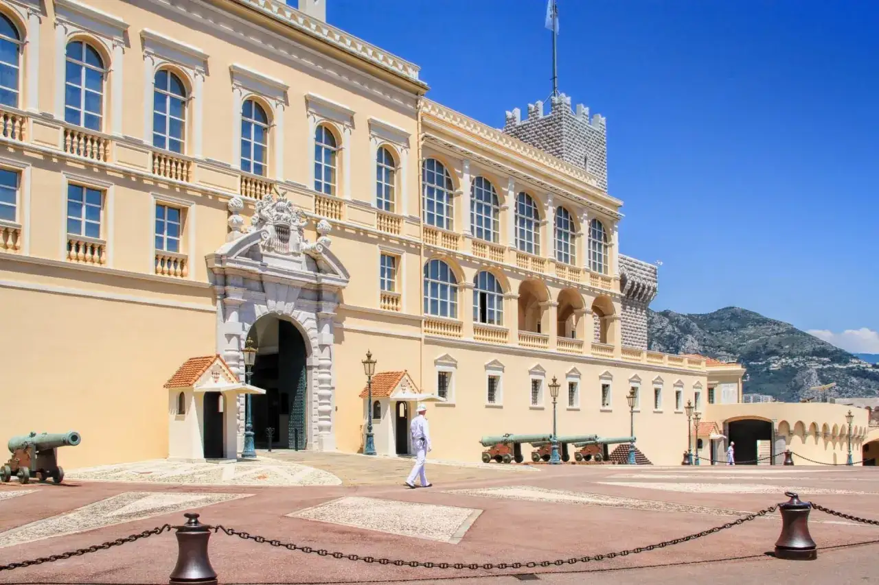 Palazzo del Principe a Monaco, un'idea di cosa vedere a Montecarlo in un giorno. Cannoni storici e un cambio della guardia.