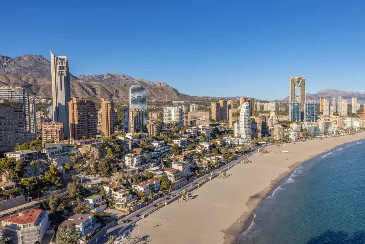 Panoramica di Benidorm con grattacieli, spiaggia dorata e mare azzurro. Perfetto per scoprire cosa fare a Benidorm, tra relax e vita cittadina.