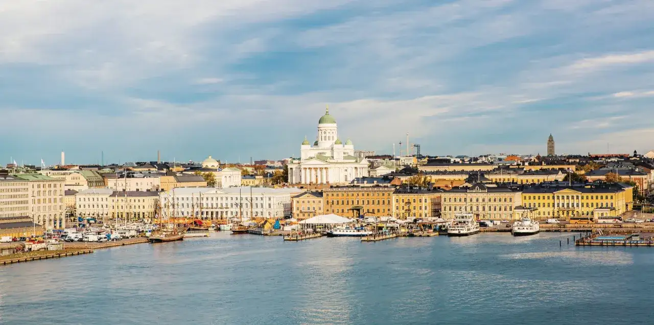 Helsinki cosa vedere: la cattedrale bianca domina il porto con barche e palazzi storici.