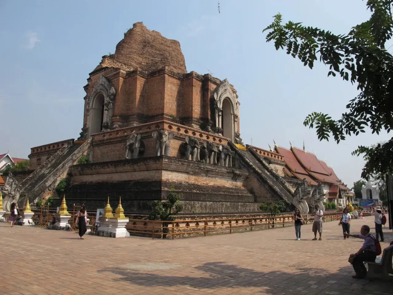 Wat Chedi Luang, un luogo imperdibile tra le cose da vedere a Chiang Mai, con i suoi elefanti scolpiti e l'antica pagoda in mattoni.