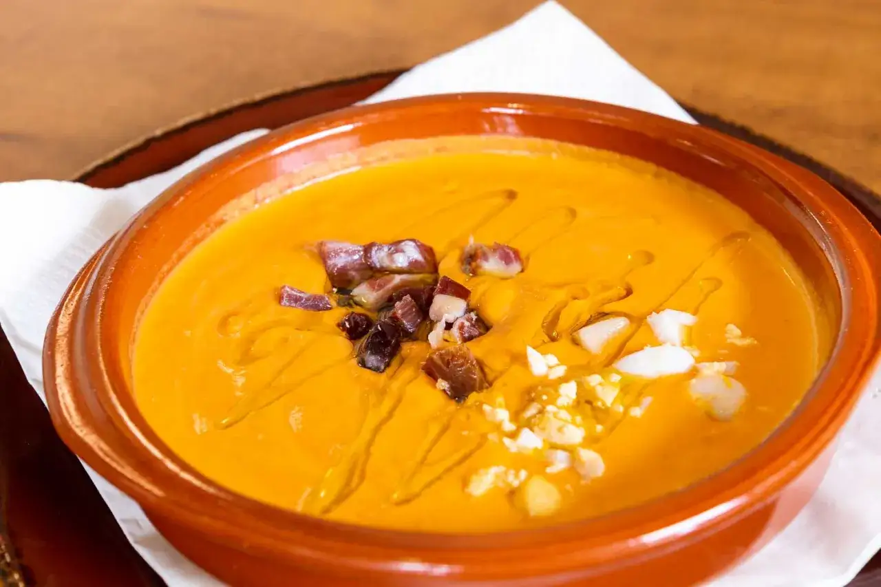 Gazpacho and salmorejo, cosa mangiare a Siviglia per un'esperienza culinaria autentica. Gusta questa crema fredda con dadini di prosciutto e uovo sodo.