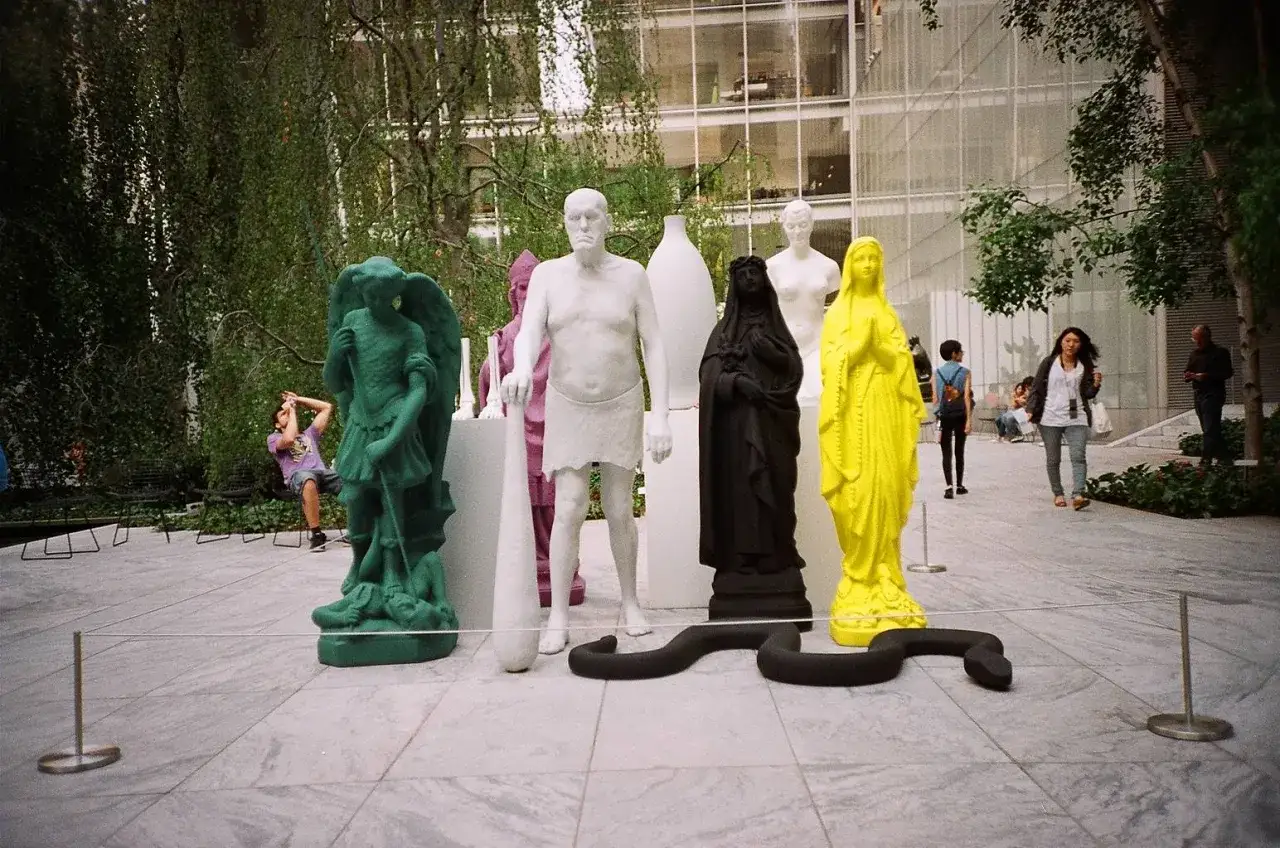 Sculture colorate e un serpente nero nel moma garden.