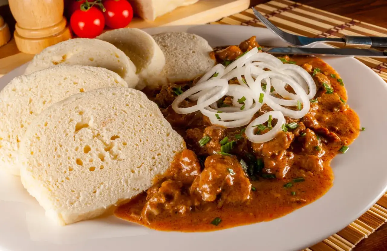 Goulash ceco con knedlíky, un classico da provare per capire cosa mangiare a Praga.