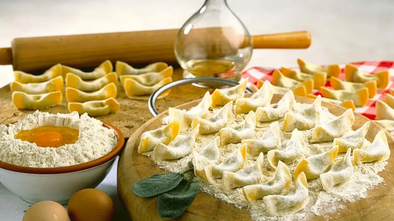 Casoncelli alla bergamasca, un classico su cosa mangiare a Bergamo. Pasta fresca fatta in casa con uova, farina e un ripieno saporito.