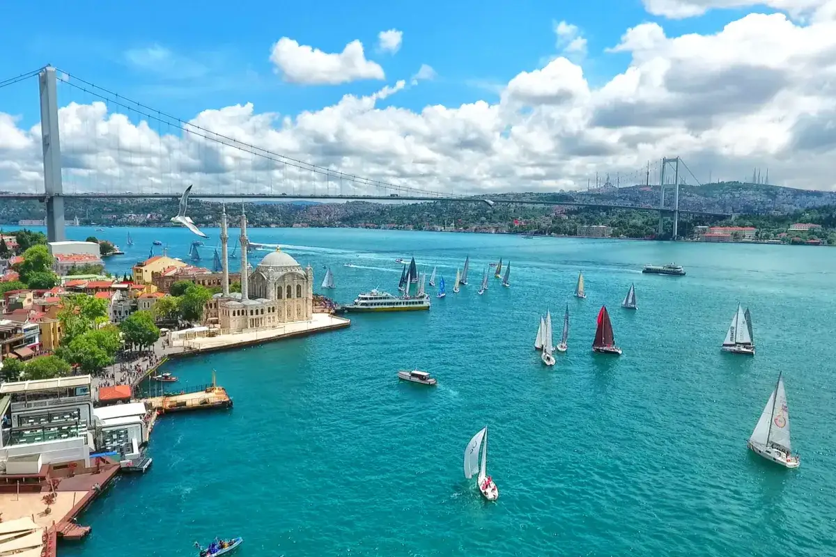Regata sul Bosforo, un'ottima idea per capire quando andare a Istanbul. La città è splendida con il mare azzurro e le barche a vela.