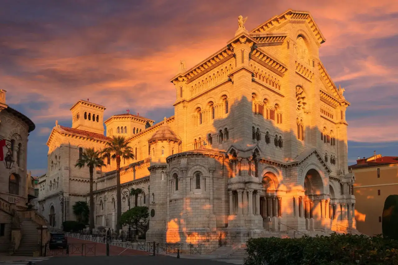 Cattedrale di Monaco illuminata dal tramonto, un'idea per cosa vedere a Monaco di Baviera in un giorno.