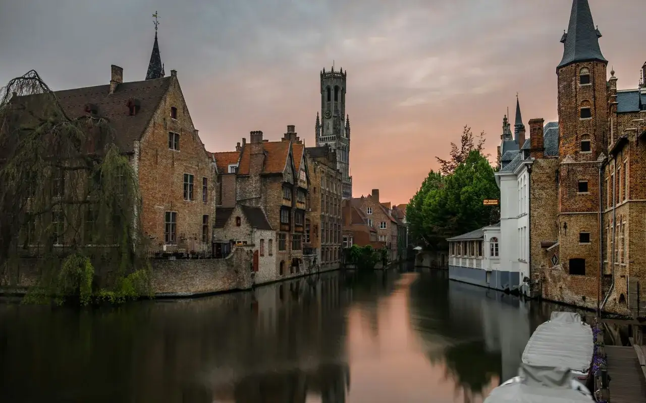 Canali di Bruges al tramonto, un luogo perfetto per escursioni indimenticabili.