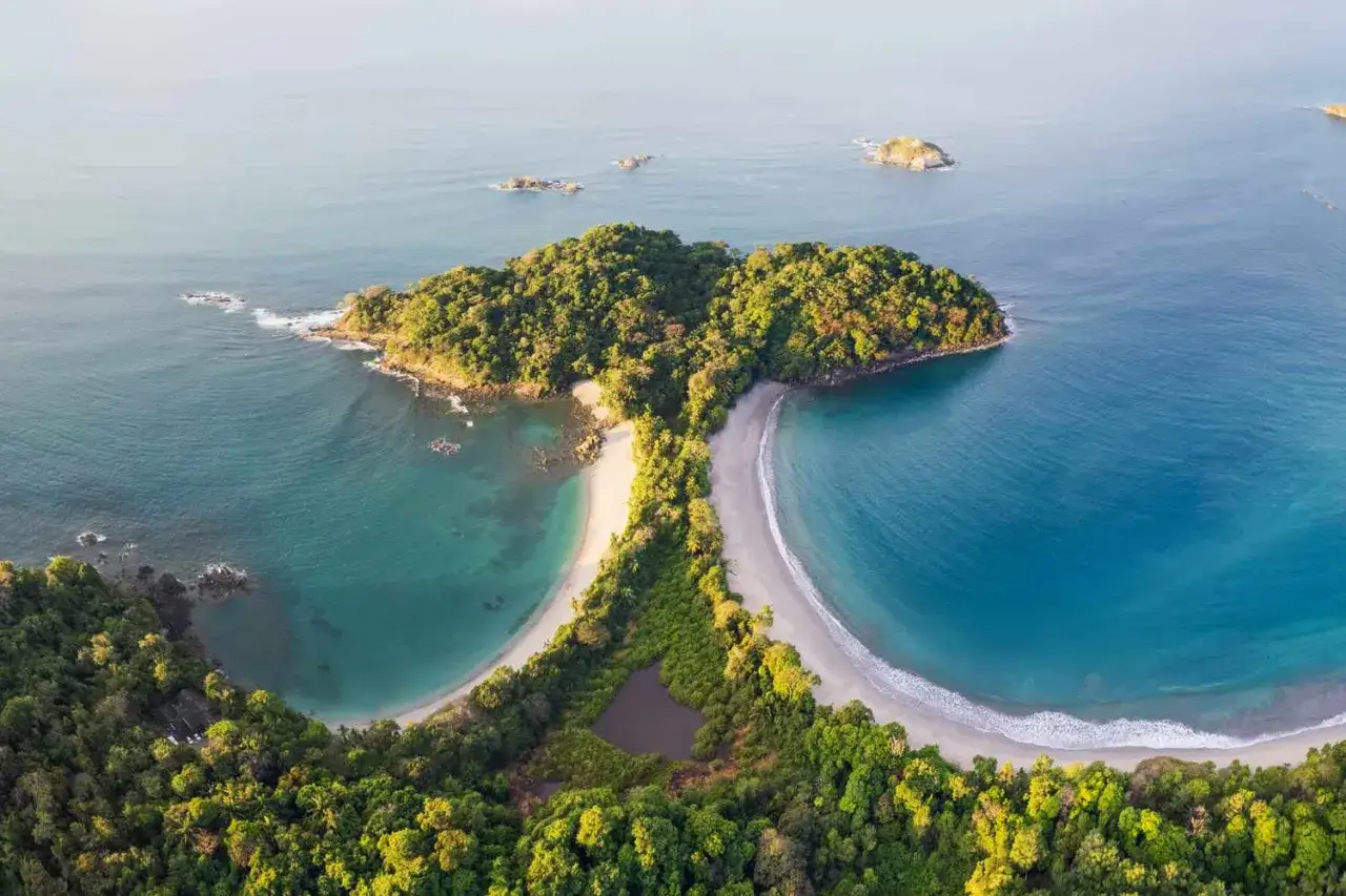 Due baie con spiagge bianche e acque turchesi, circondate da una lussureggiante vegetazione. Un sogno per il mare a gennaio dove andare.