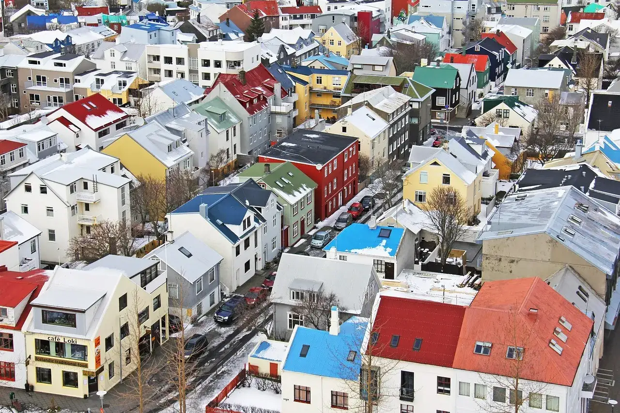 Tetti colorati e innevati, un quartiere pittoresco: ecco cosa vedere a Reykjavik, con case dai colori vivaci e un'atmosfera accogliente.