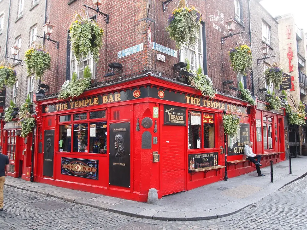 Il Temple Bar, iconico locale rosso a Dublino, è un ottimo posto dove dormire a Dublino, con musica tradizionale e un'atmosfera vivace.