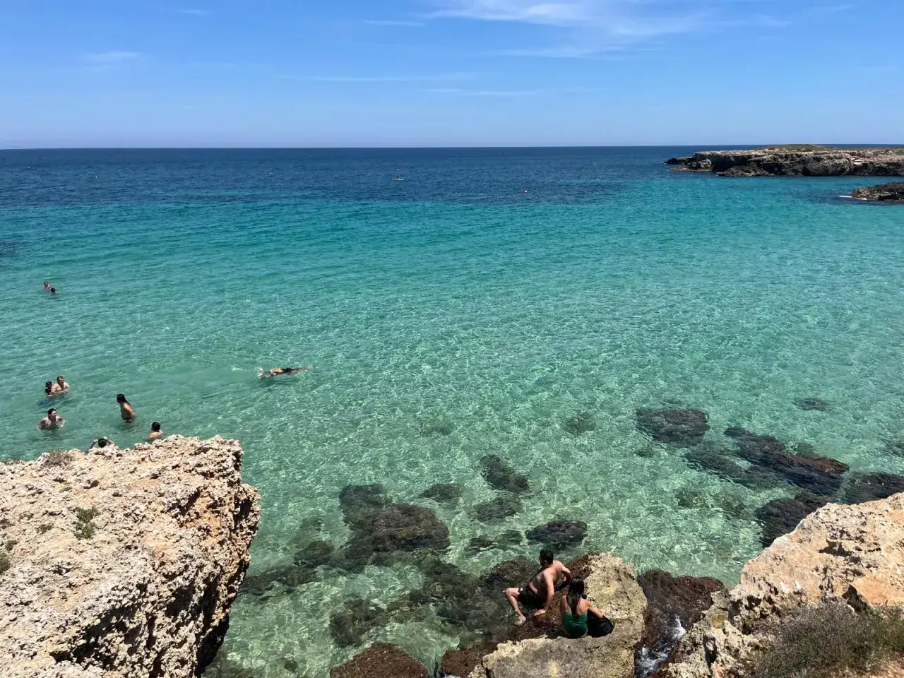 Splendide mete estive in Italia: acque cristalline e gente che si gode il mare.