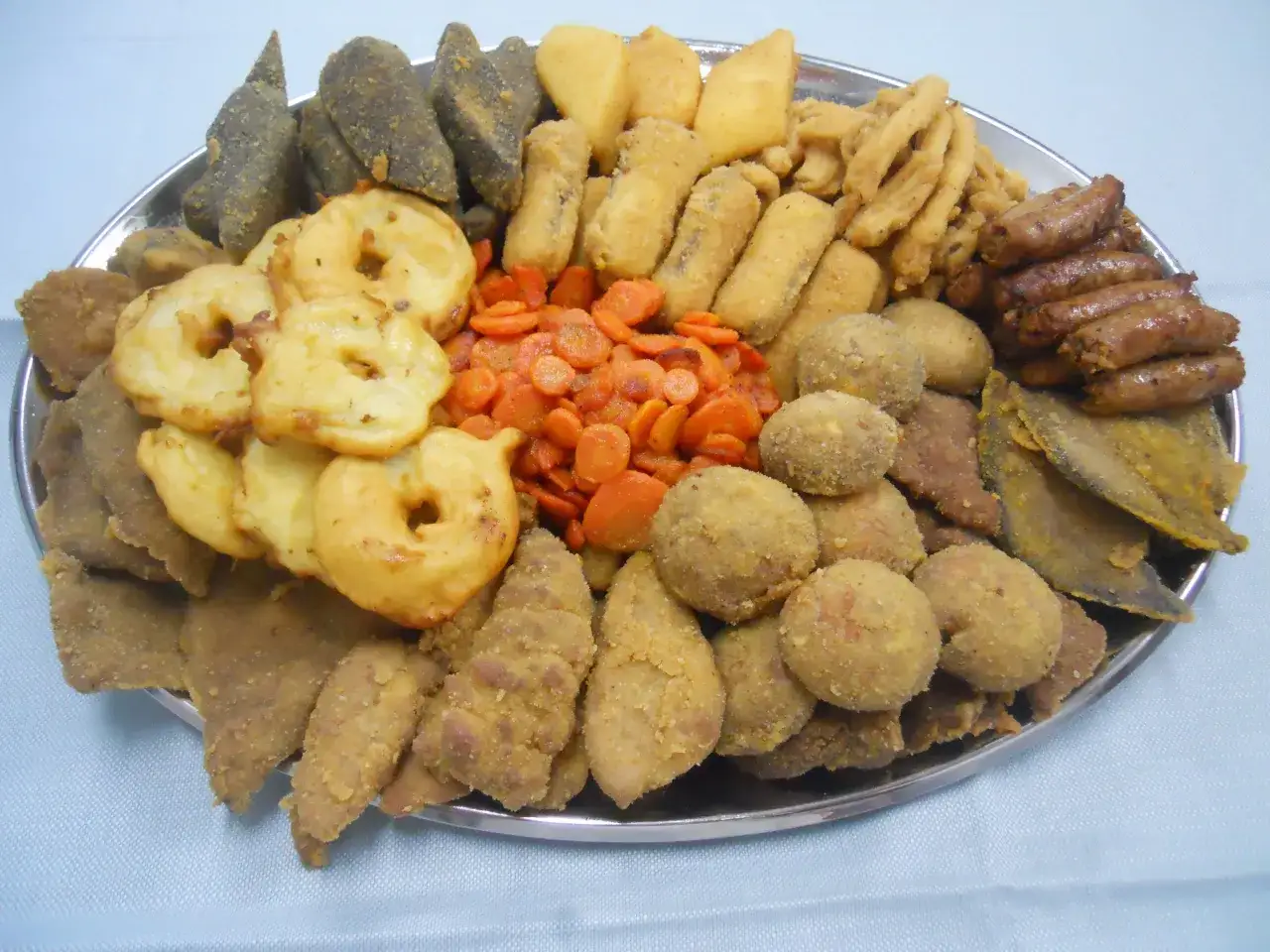 Vassoio con frittelle, polpette, verdure e salumi, un assaggio dei piatti tipici torinesi.