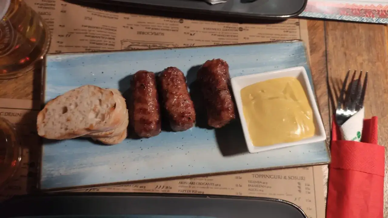 Mici succulenti con pane e senape, un assaggio di cosa mangiare a Bucarest.