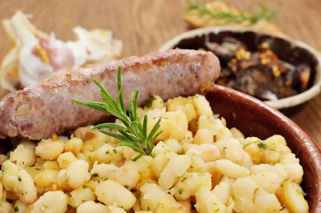 Salsiccia e patate, un classico da provare per capire cosa mangiare a Barcellona.