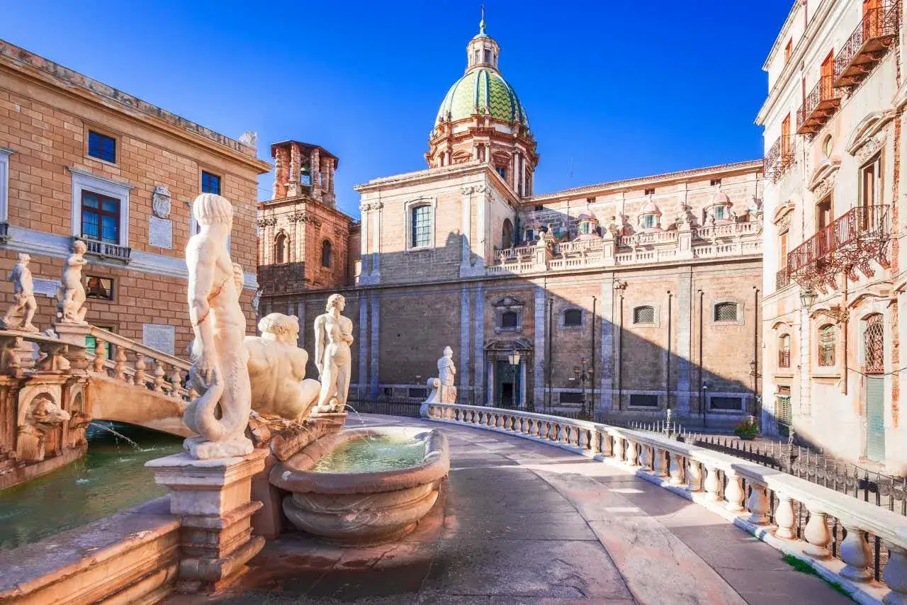 Fontana Pretoria e la Chiesa della Martorana, perfetti per un itinerario su cosa vedere a Palermo in 3 giorni.