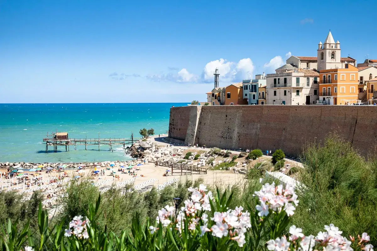 Un borgo sul mare, con un trabocco e una spiaggia affollata. Un'idea di cosa vedere in Molise per una vacanza estiva.