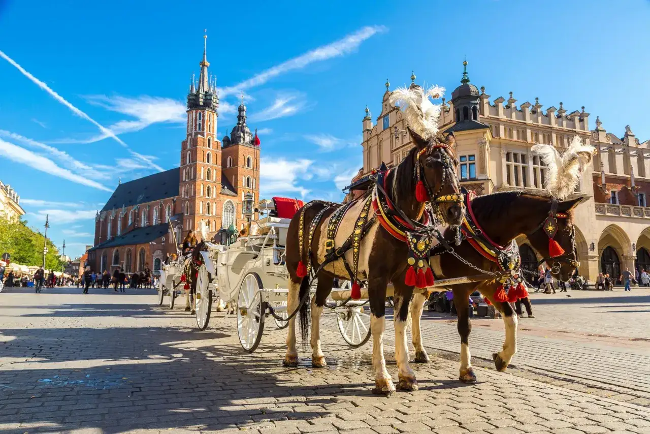 Carrozze trainate da cavalli nella Piazza del Mercato di Cracovia, un'ottima idea per cosa vedere a Cracovia in 3 giorni.