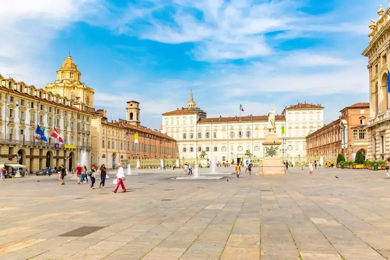 Piazza San Carlo a Torino, con la fontana e i palazzi storici, ideale per scoprire cosa vedere a Torino in un giorno.