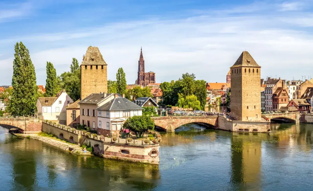 Torri medievali e ponti di pietra sul fiume Ill, con la cattedrale sullo sfondo. Un'ottima vista per pianificare cosa vedere a Strasburgo in 3 giorni.