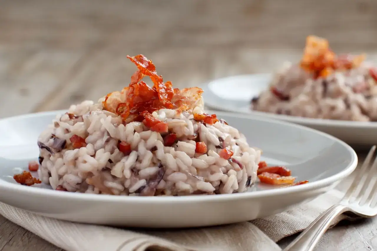Risotto cremoso con radicchio e pancetta croccante, un'ottima idea su cosa mangiare a Treviso.