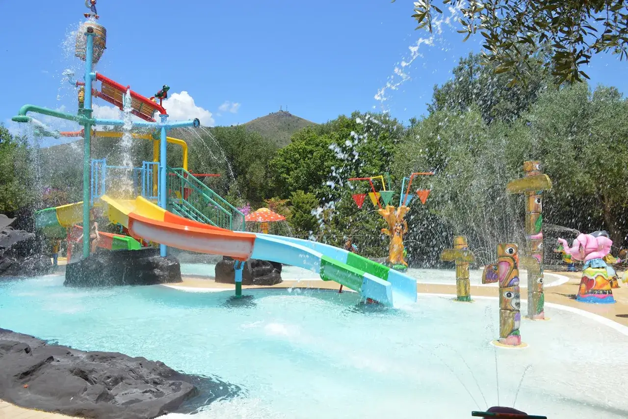 Scivoli colorati e giochi d'acqua in un paradiso estivo, perfetto per divertirsi nei parchi acquatici.
