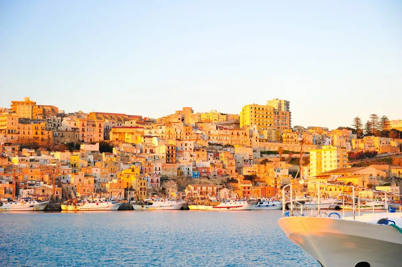Sciacca: un incantevole borgo marinaro con case colorate che si affacciano sul mare, pieno di cose da vedere.