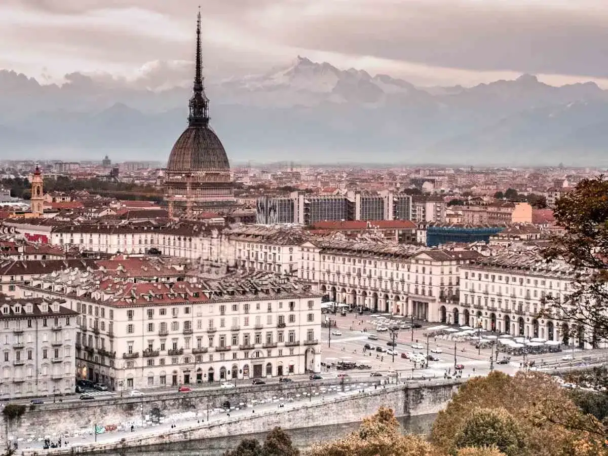 Vista panoramica di Torino con la Mole Antonelliana e le Alpi sullo sfondo. Perfetto per scoprire cosa vedere a Torino in 3 giorni.