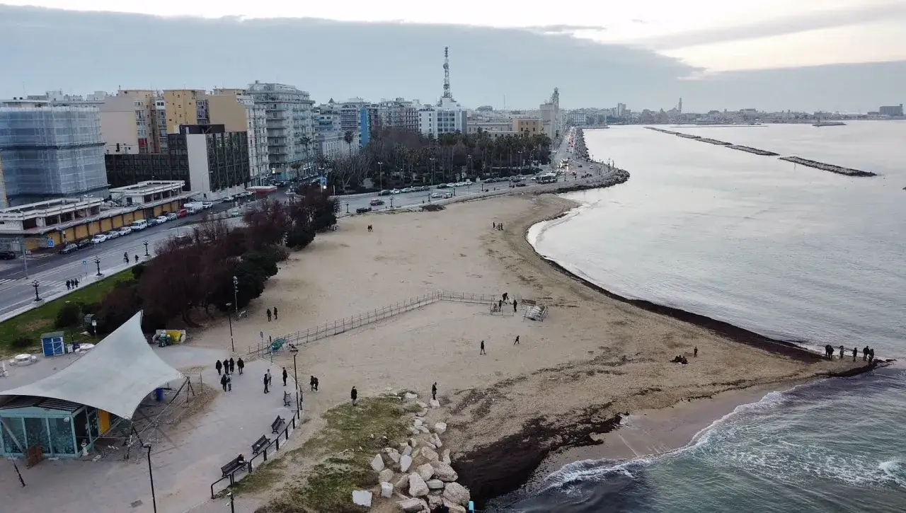 Spiaggia di Bari con edifici moderni e il mare. Un'idea di cosa vedere a Bari in 3 giorni, tra passeggiate e panorami.