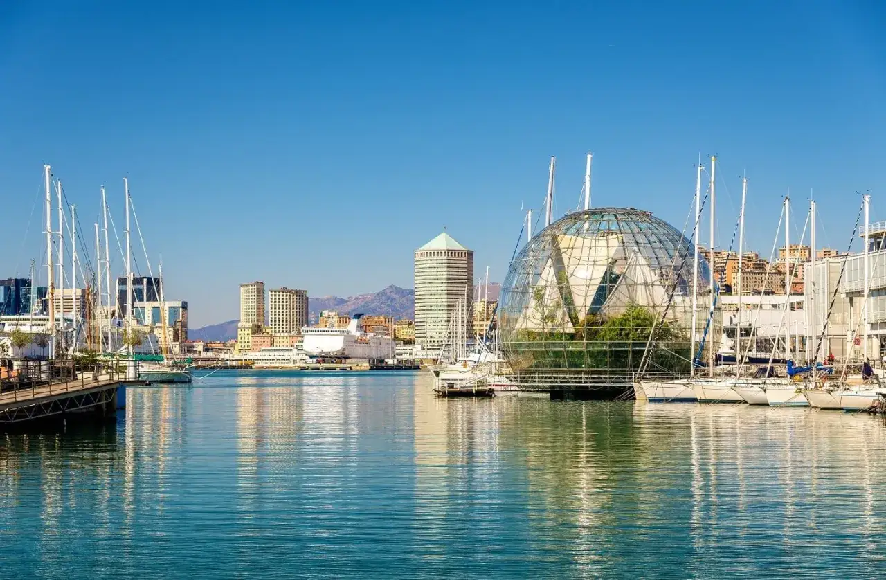 Porto Antico di Genova con l'Acquario e la Biosfera, ideale per scoprire cosa vedere a Genova in 3 giorni.