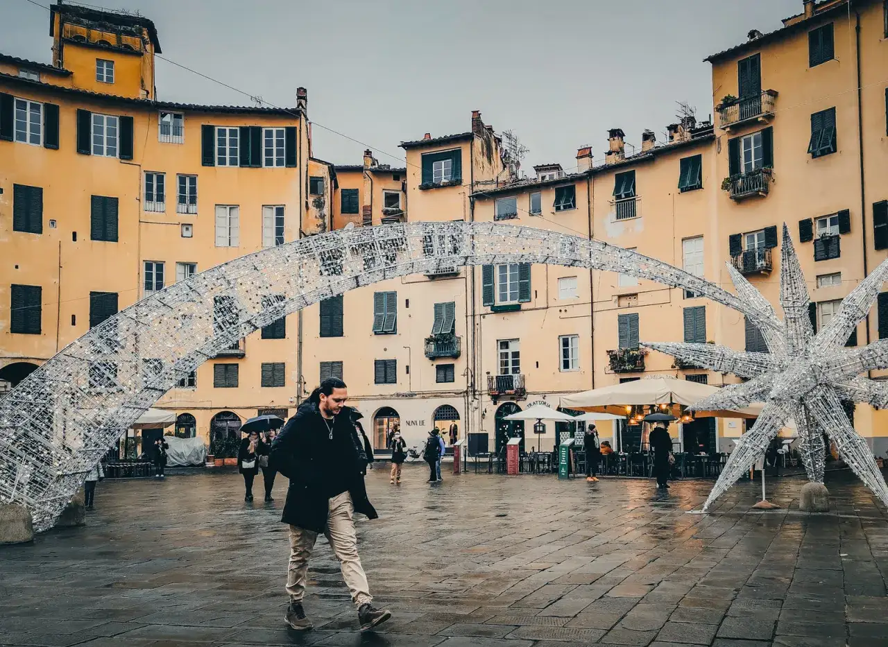 Piazza dell'Anfiteatro a Lucca, con decorazioni luminose natalizie. Perfetto per scoprire cosa vedere in un giorno.