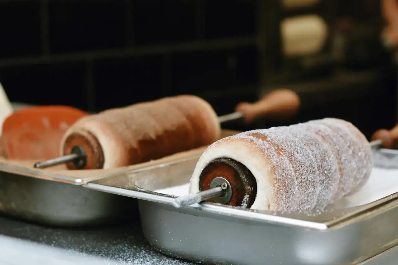 Dolci rotolati su spiedini, ricoperti di zucchero e cannella. Un'idea su cosa mangiare a Budapest per un'esperienza autentica.