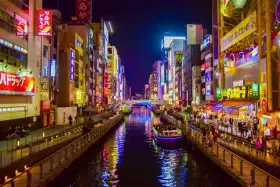 Canali illuminati da insegne al neon, un'esperienza da non perdere per chi cerca cosa vedere a Osaka.