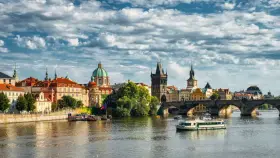 Praga: il Ponte Carlo e la città storica offrono scorci incantevoli. Per scoprire come muoversi a Praga, goditi una crociera sulla Moldava o passeggia tra le sue meraviglie.