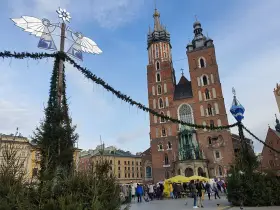 Mercatino natalizio a Cracovia, con la Basilica di Santa Maria in sottofondo. Perfetto per trovare dove dormire a Cracovia.