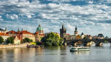 Praga: il Ponte Carlo e la città storica offrono scorci incantevoli. Per scoprire come muoversi a Praga, goditi una crociera sulla Moldava o passeggia tra le sue meraviglie.