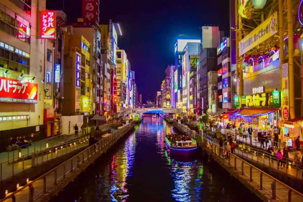 Canali illuminati da insegne al neon, un'esperienza da non perdere per chi cerca cosa vedere a Osaka.