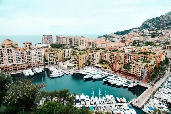 Porto di Monte Carlo con yacht di lusso e palazzi colorati, ideale per scoprire cosa vedere a Montecarlo in un giorno.