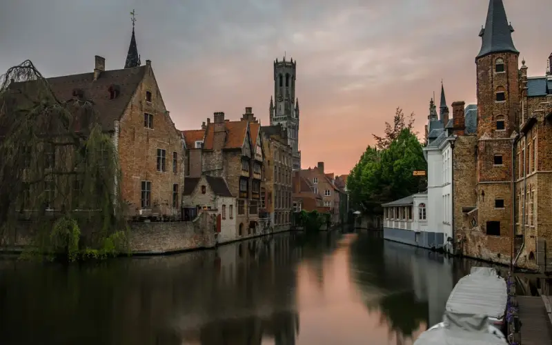 Canali di Bruges al tramonto, un luogo perfetto per escursioni indimenticabili.