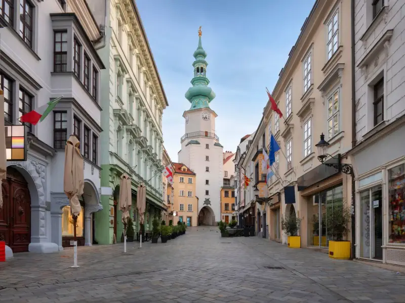 Strada acciottolata con edifici storici e la torre dell'orologio, perfetta per scoprire cosa vedere a Bratislava in 3 giorni.