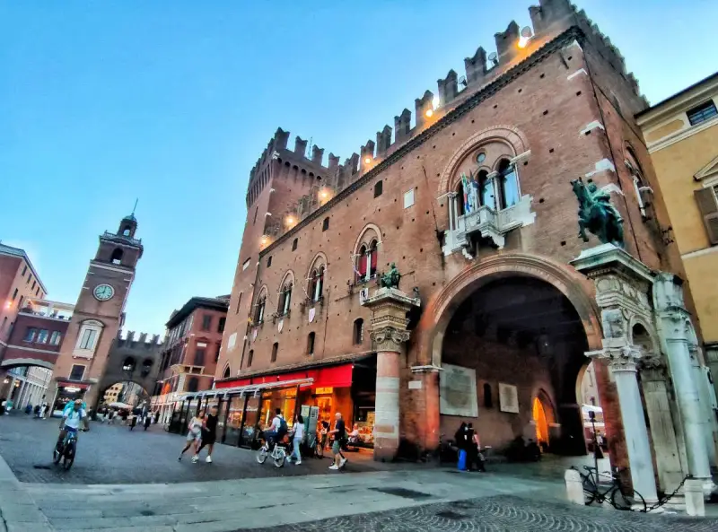 Piazza Castello a Ferrara, con il Palazzo Comunale e la Torre Civica. Un luogo perfetto per scoprire cosa vedere a Ferrara gratis, passeggiando tra storia e vita cittadina.