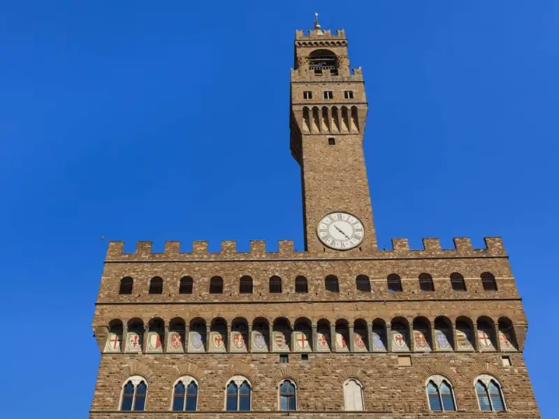 Torre di Palazzo Vecchio, un must per cosa vedere a Firenze in 3 giorni. L'orologio segna l'ora perfetta per esplorare la città.