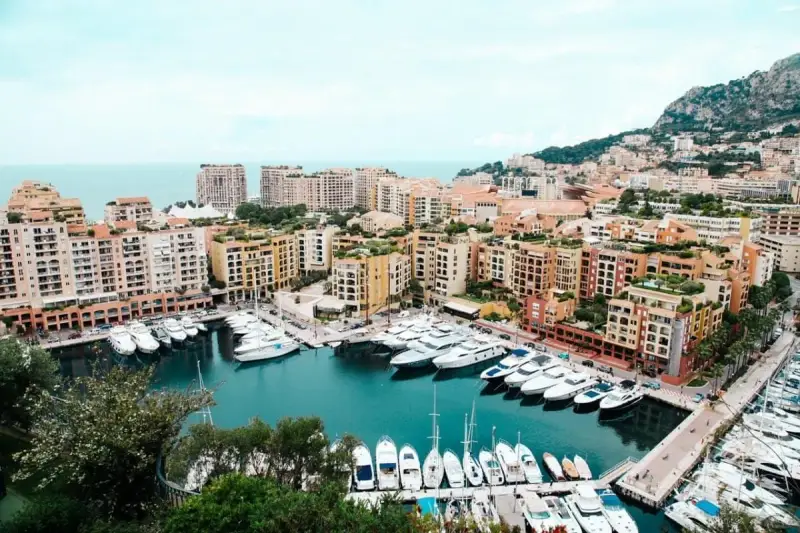 Porto con yacht e palazzi colorati, un'idea di cosa vedere a Monaco di Baviera in un giorno.