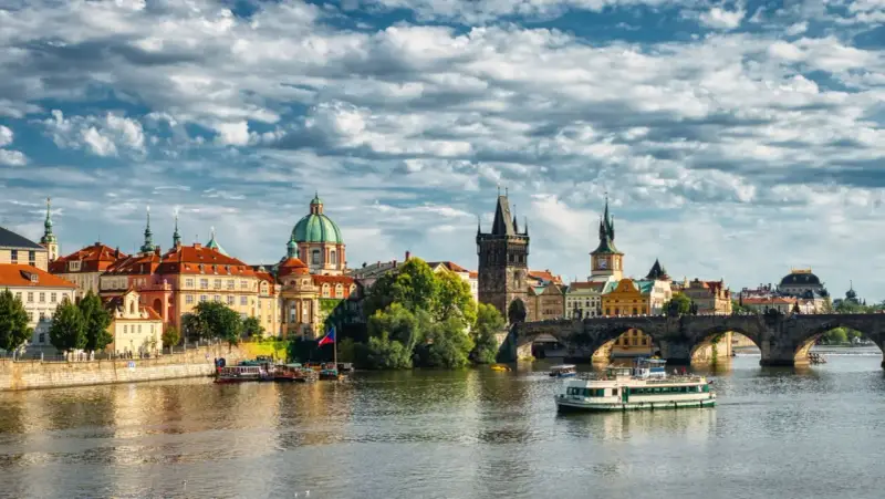 Praga: il Ponte Carlo e la città storica offrono scorci incantevoli. Per scoprire come muoversi a Praga, goditi una crociera sulla Moldava o passeggia tra le sue meraviglie.