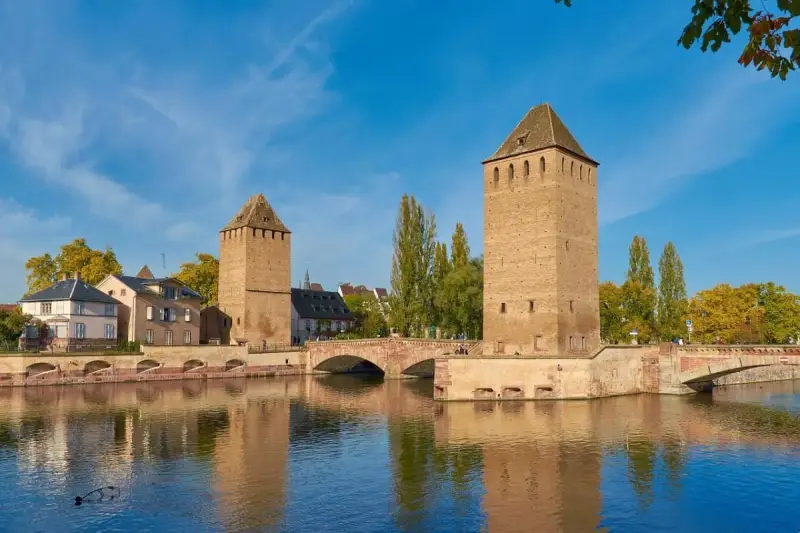 Torri medievali e ponte sul fiume Ill, un'immagine iconica per capire cosa vedere a Strasburgo in un giorno.