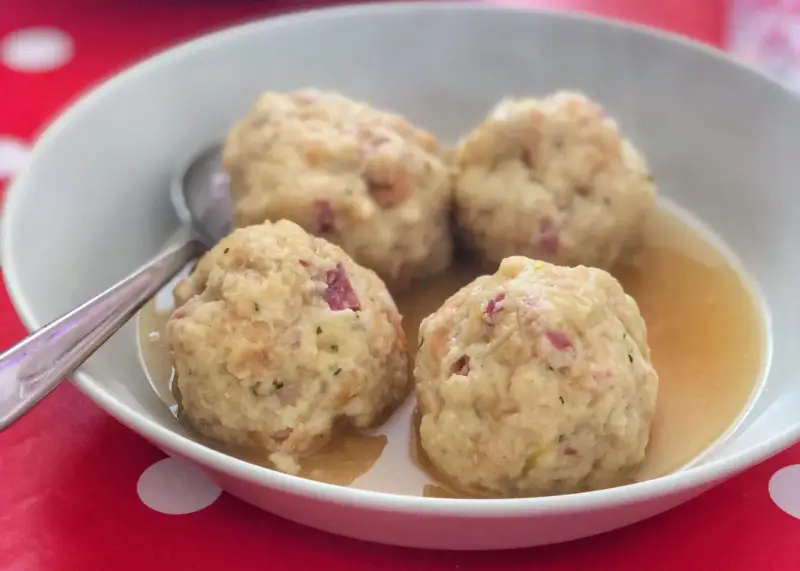Canederli in brodo, un classico da provare per scoprire cosa mangiare a Trento.